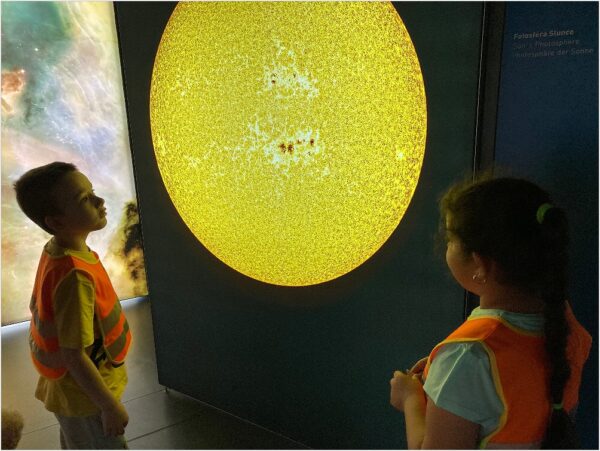 Mateřská škola - návštěva Hvězdárny - děti u fotosféry Slunce