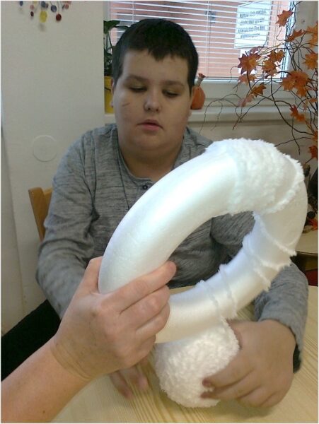 Dopomoc při obmotávání věnce přízí